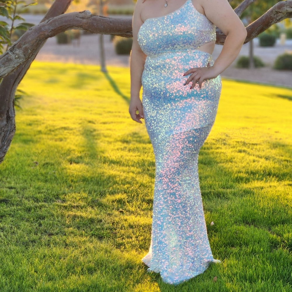 Prom dresses - Picture 3 of 4